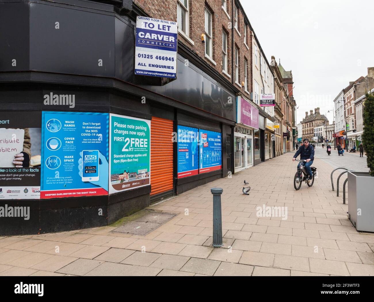 A street scene in the town centre of Darlington,England,UK showing empty shops with' To Let 'signs Stock Photo