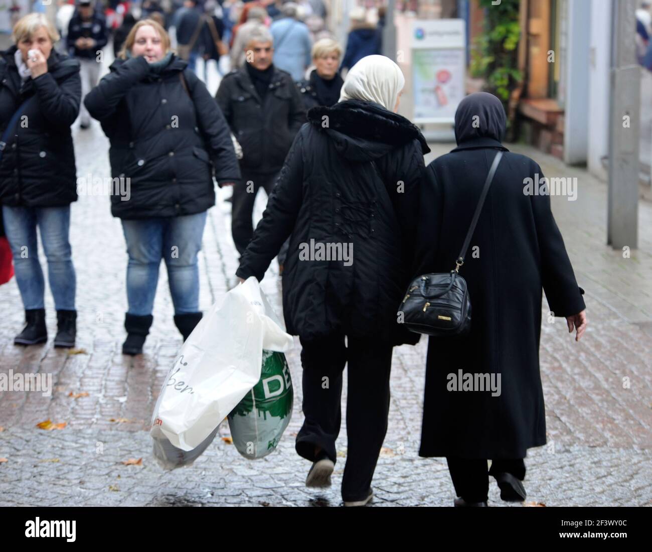 Lahr, Innenstadt: Besucher und Passanten und Einkäufer während der Chrysanthema. Stock Photo