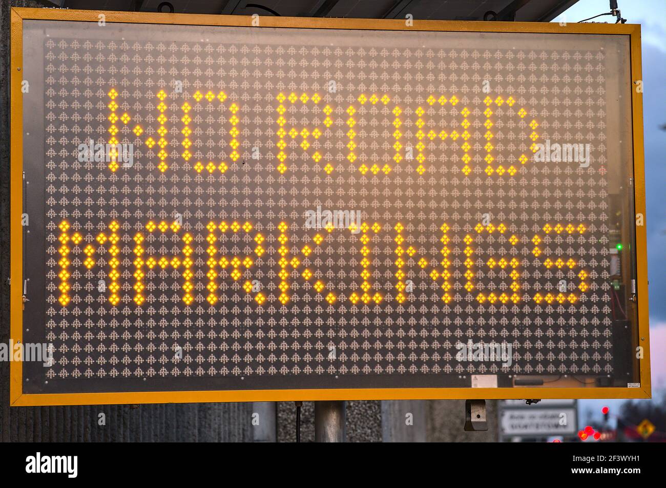 LED traffic control road sign solar powered message board mobile