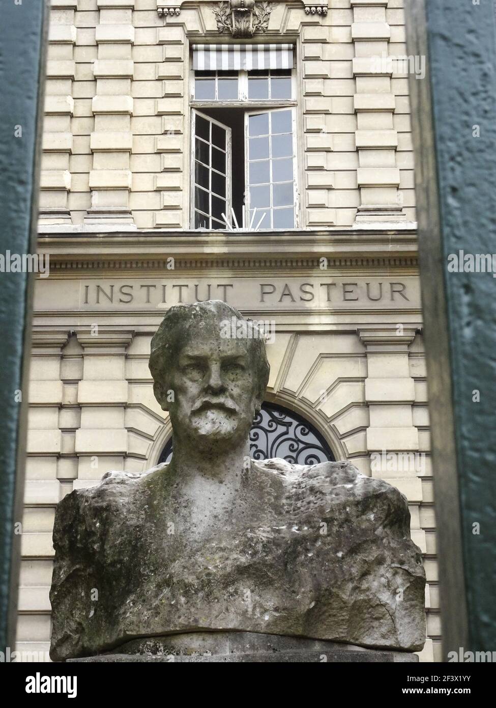 Paris (France): Pasteur Institute, building facade and bust of Louis Pasteur Stock Photo