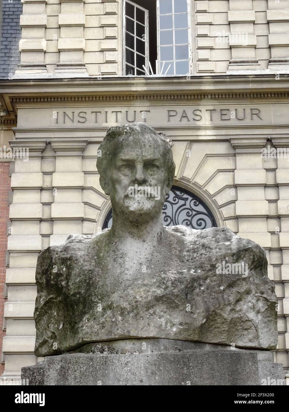 Paris (France): Pasteur Institute, building facade and bust of Louis Pasteur Stock Photo