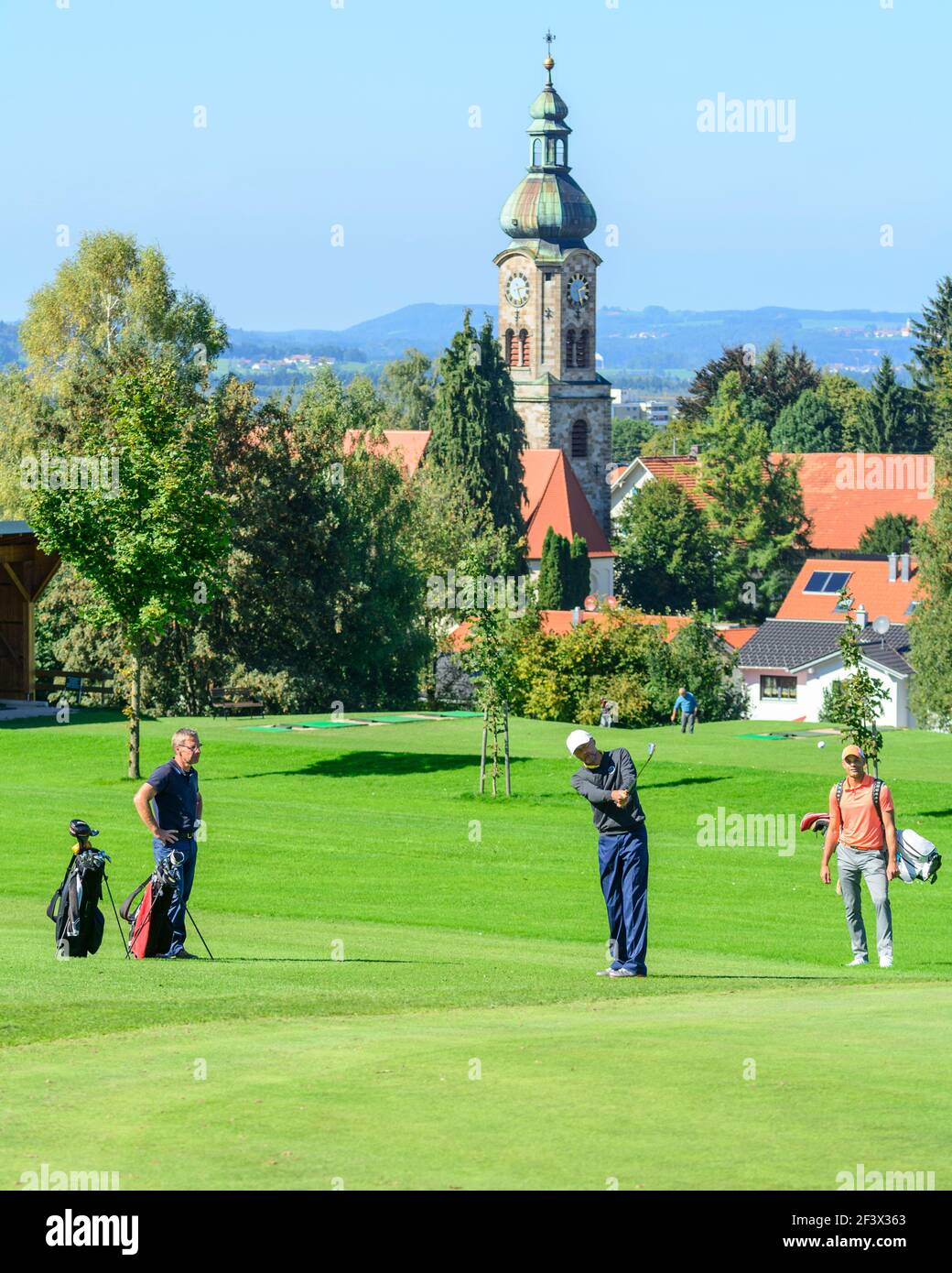A group of golfers is relaxed on the fairway. Golf, a communicative leisure sport Stock Photo