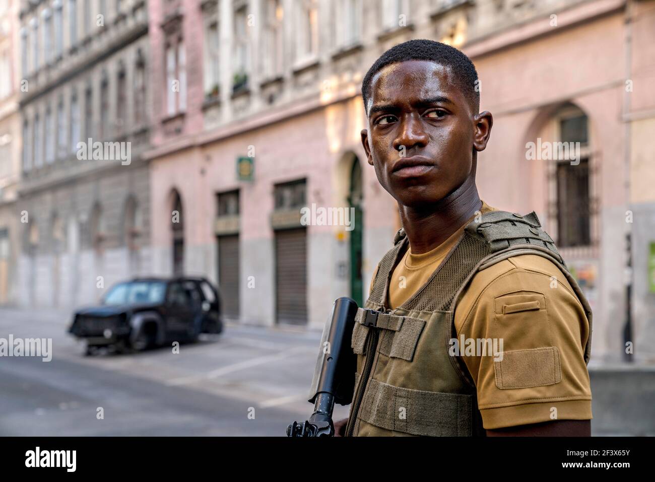 Damson Idris dans Outside the Wire, un film Netflix réalisé par Mikael Håfström, illustrant son rôle dans une production cinématographique de 2021