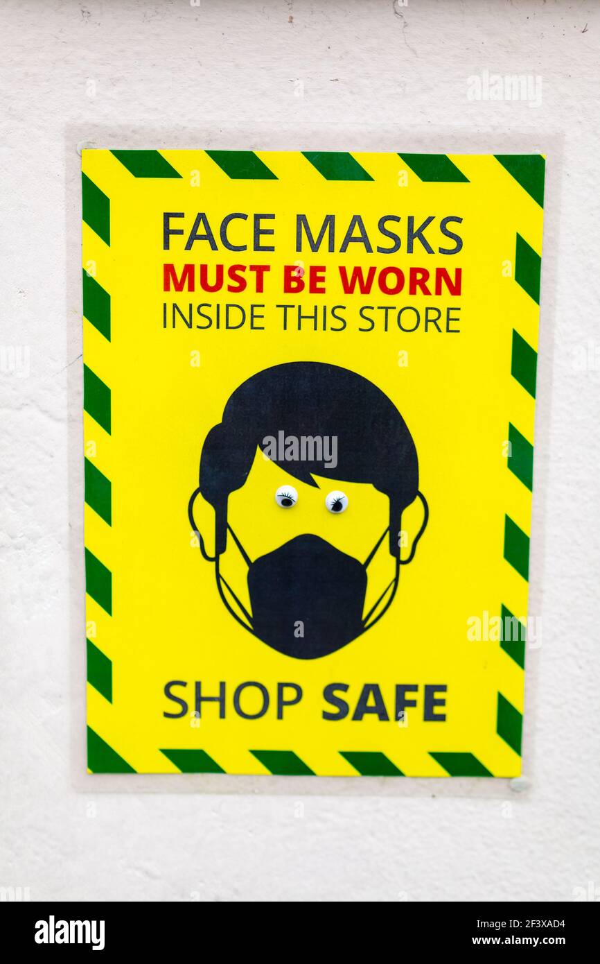 Sign mandatory face masks hi-res stock photography and images - Alamy