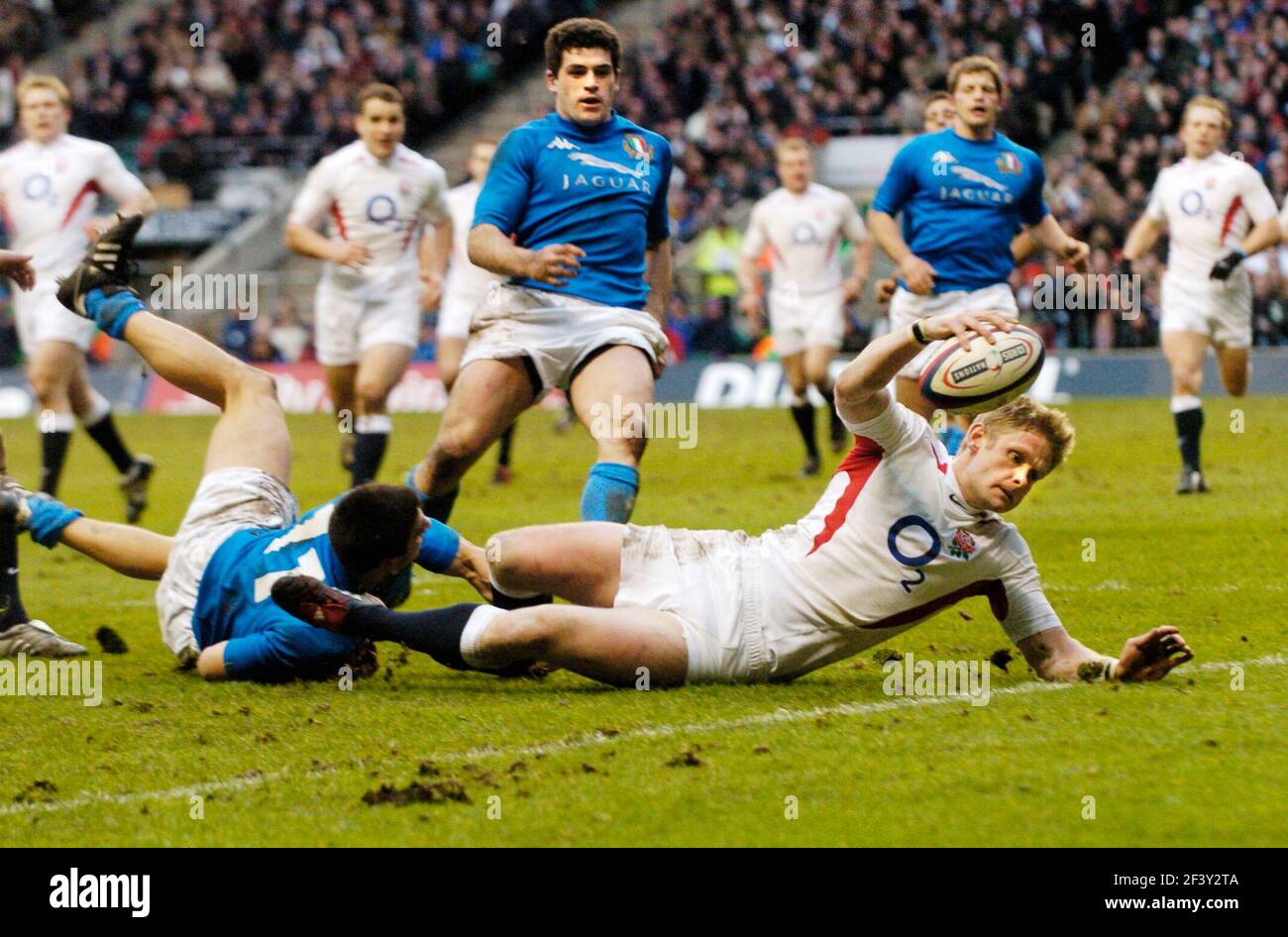 SIX NATIONS ENGLAND V ITALY IAIN BALSHAW ABOUT TO SCORE HIS TRY 12/3/3005  PICTURE DAVID ASHDOWN RUGBY ENGLAND Stock Photo
