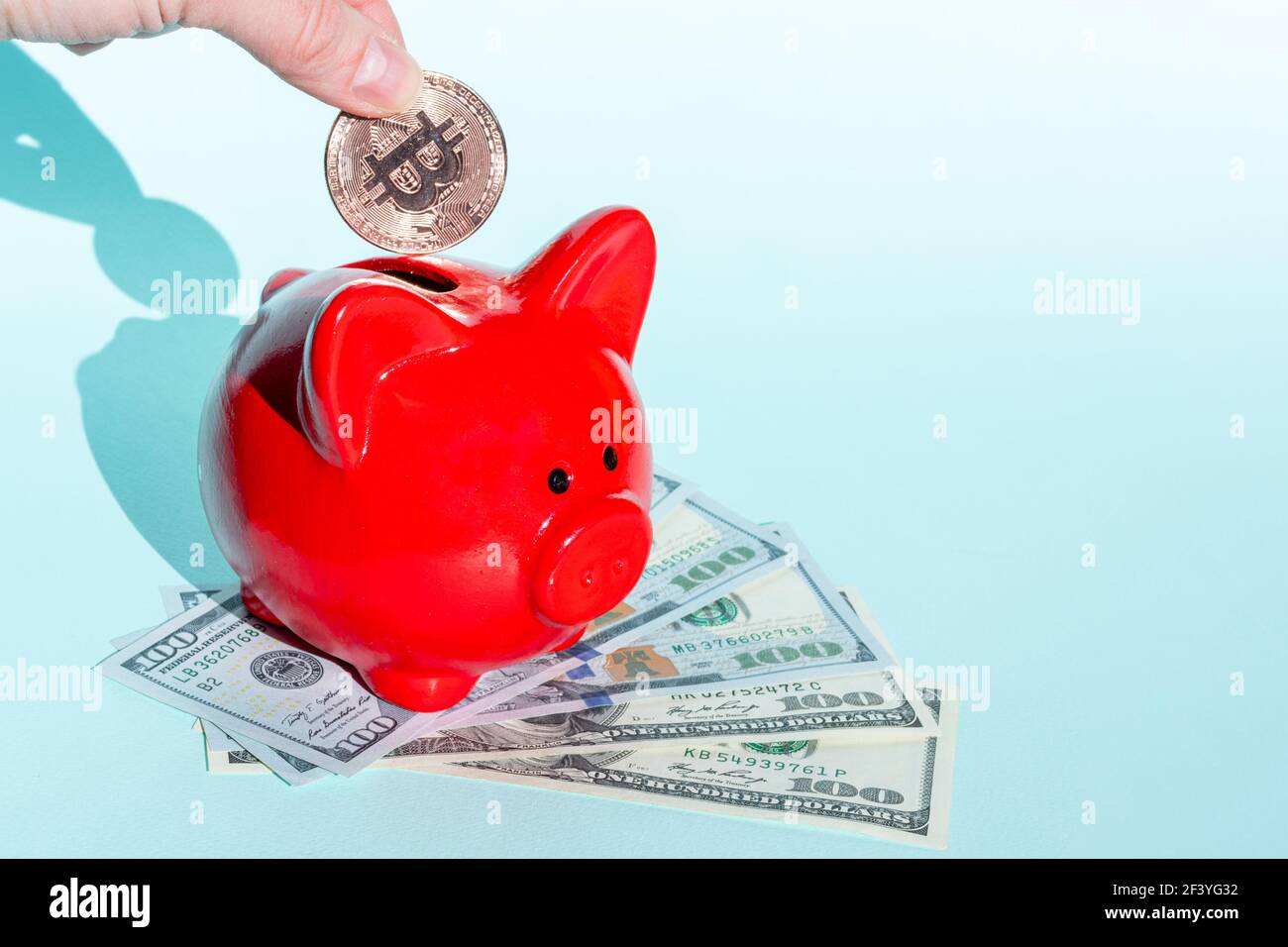 Bitcoin hand hi-res stock photography and images - Alamy