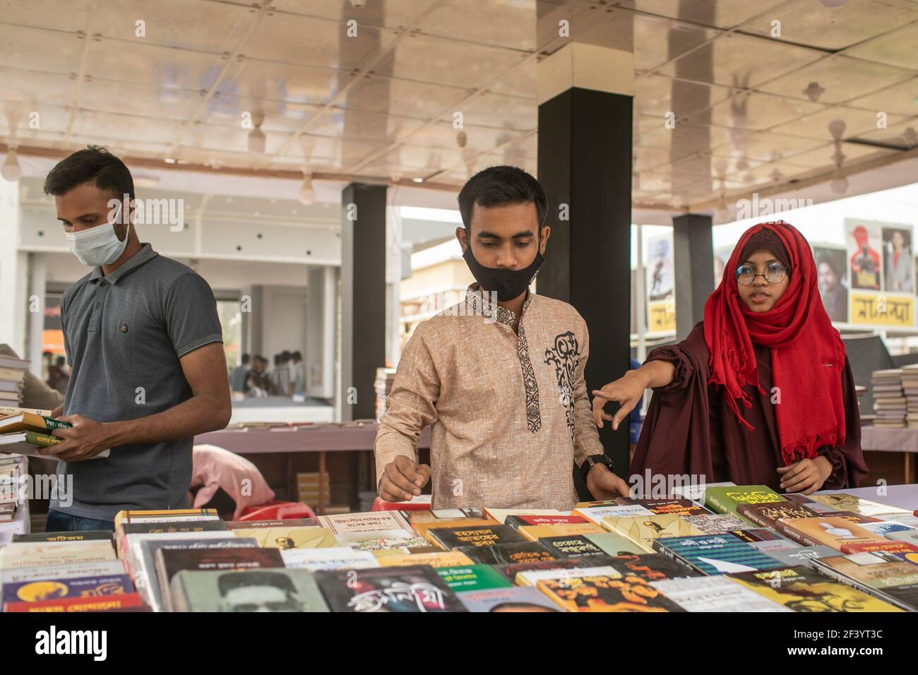 Dhaka, Bangladesh. 18th Mar, 2021. Workers preparing books at a stall