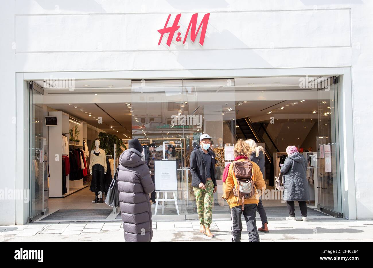 Schlange vor dem H&M. Menschen shoppen in München am 18.3.2021. - People go  shopping in Munich, Germany on March 18 2021. (Photo by Alexander Pohl/Sipa  USA Stock Photo - Alamy