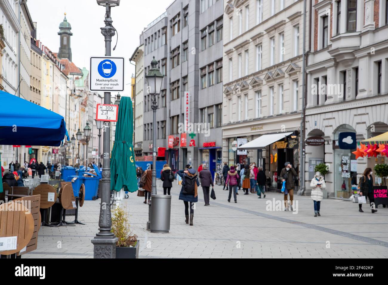 Menschen shoppen in München am 18.3.2021. People go shopping in Munich, Germany on March 18