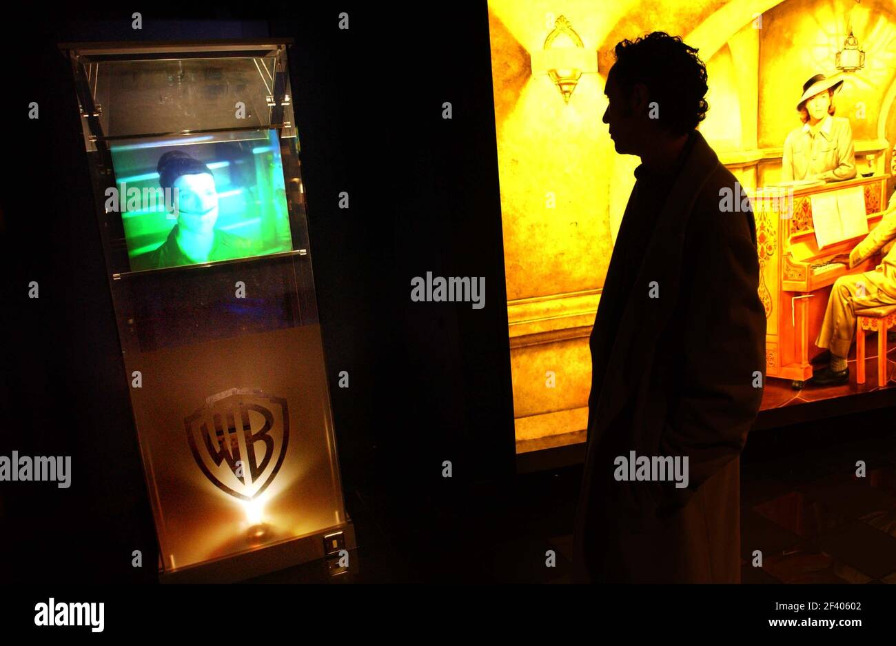 TONY YOUNG, CHIEF EXEC AT 'COLOUR HOLOGRAPHIC' EXAMINES THEIR FIRST PUBLICLY DISPLAYED FILM HOLOGRAPH AT THE WARNER VILLAGE.23 November 2001 PHOTO ANDY PARADISE Stock Photo