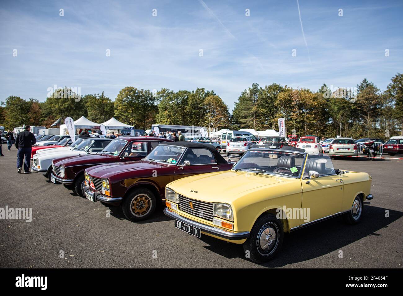 Pin's Peugeot 204 / 304 Cabriolet EGF - Voiture Miniature émaillée Métal