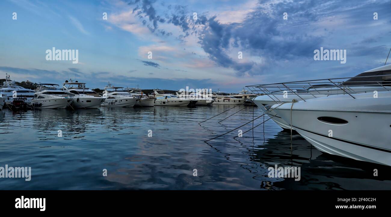 Line of boats moored to dock hi-res stock photography and images - Alamy