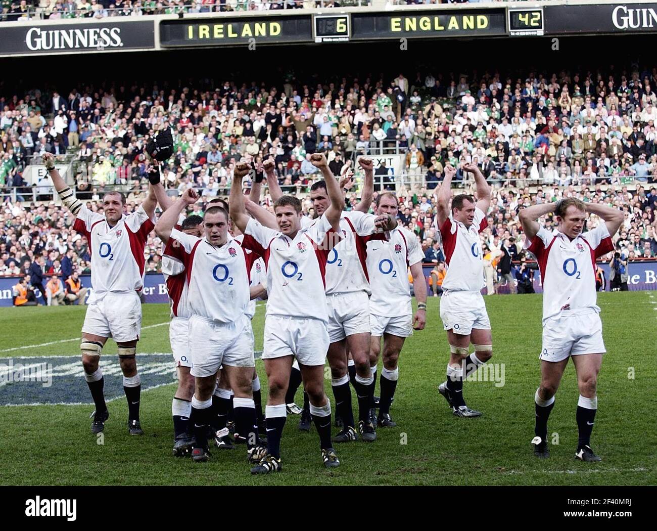 RUGBY SIX NATIONS IRLAND V ENGLAND 30/3/2003 ENGLAND AT THE END OF THE MATCH PICTURE DAVID ASHDOWNRUGBY Stock Photo