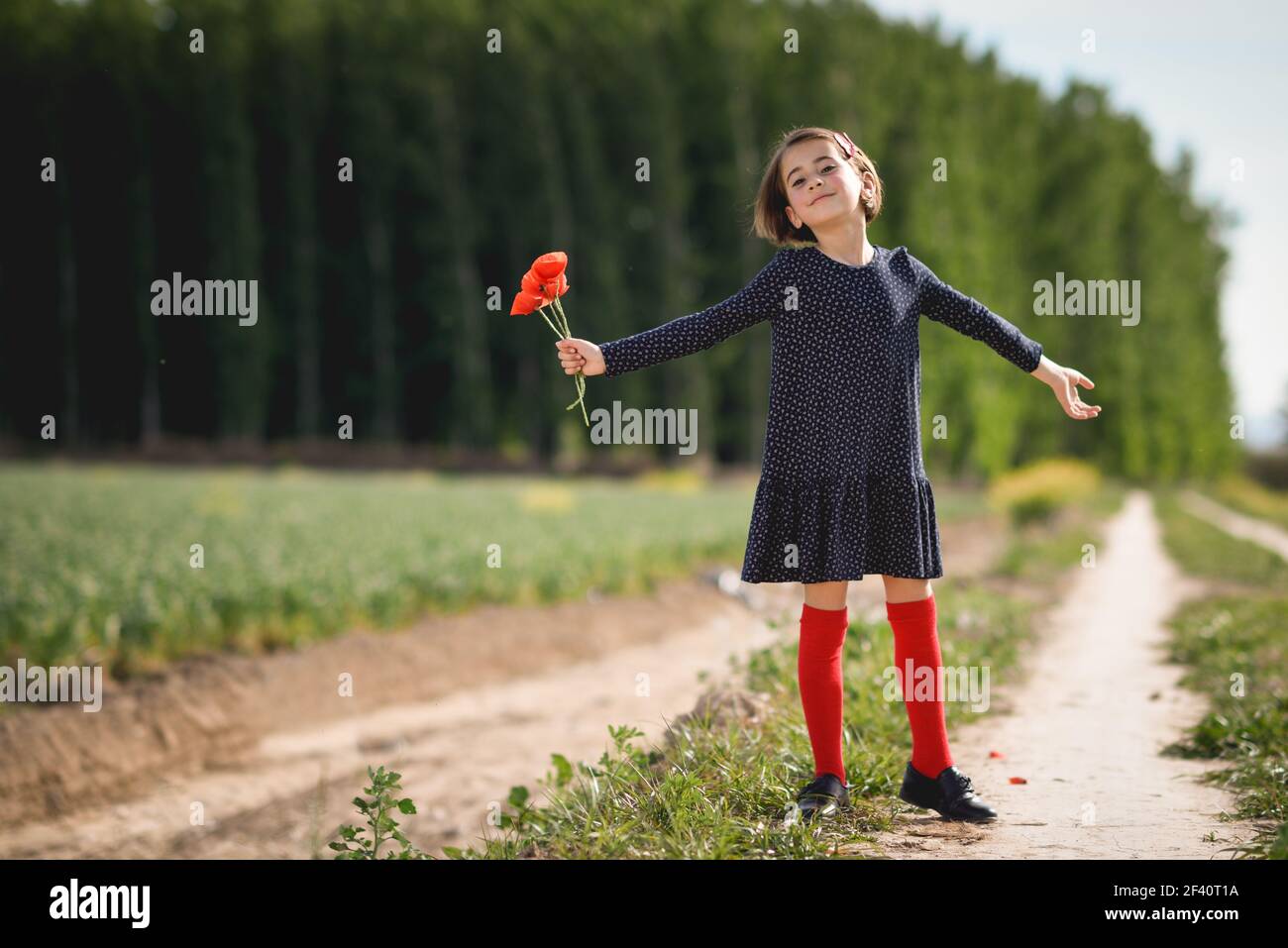 Девочка идет. Фото девочек прогулка 2 года. Девочка шагает. Девочка идет и нашла. К моей девочки хожу.