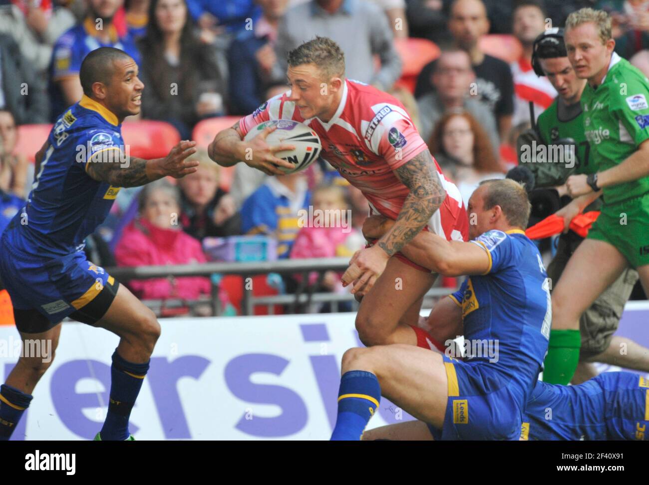 RUGBY LEAGUE. CARNEGIE CHALLENGE CUP FINAL AT WEMBLEY. LEEDS V WIGAN..JOSH CHARNLEY ABOUT TO SCORE THE 1ST TRY.  27/8/2011. PICTURE DAVID ASHDOWN Stock Photo
