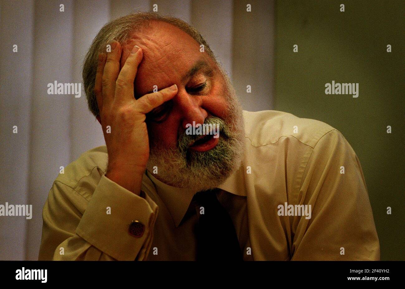 A  tearful Frank Dobson November 1999talks about Nelson Mandela Stock Photo