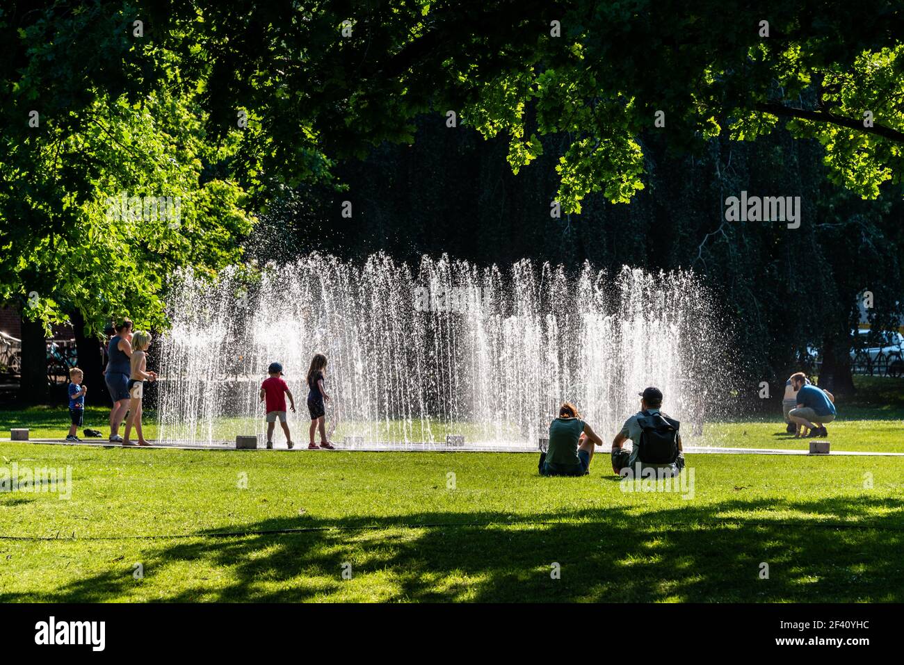 Kiel, Im Hiroshimapark neben dem Rathaus und dem Opernhaus. Es herrscht eine entspannte Atmosphäre, ein Wasserspiel bietet Abkühlung fur jung und alt Stock Photo
