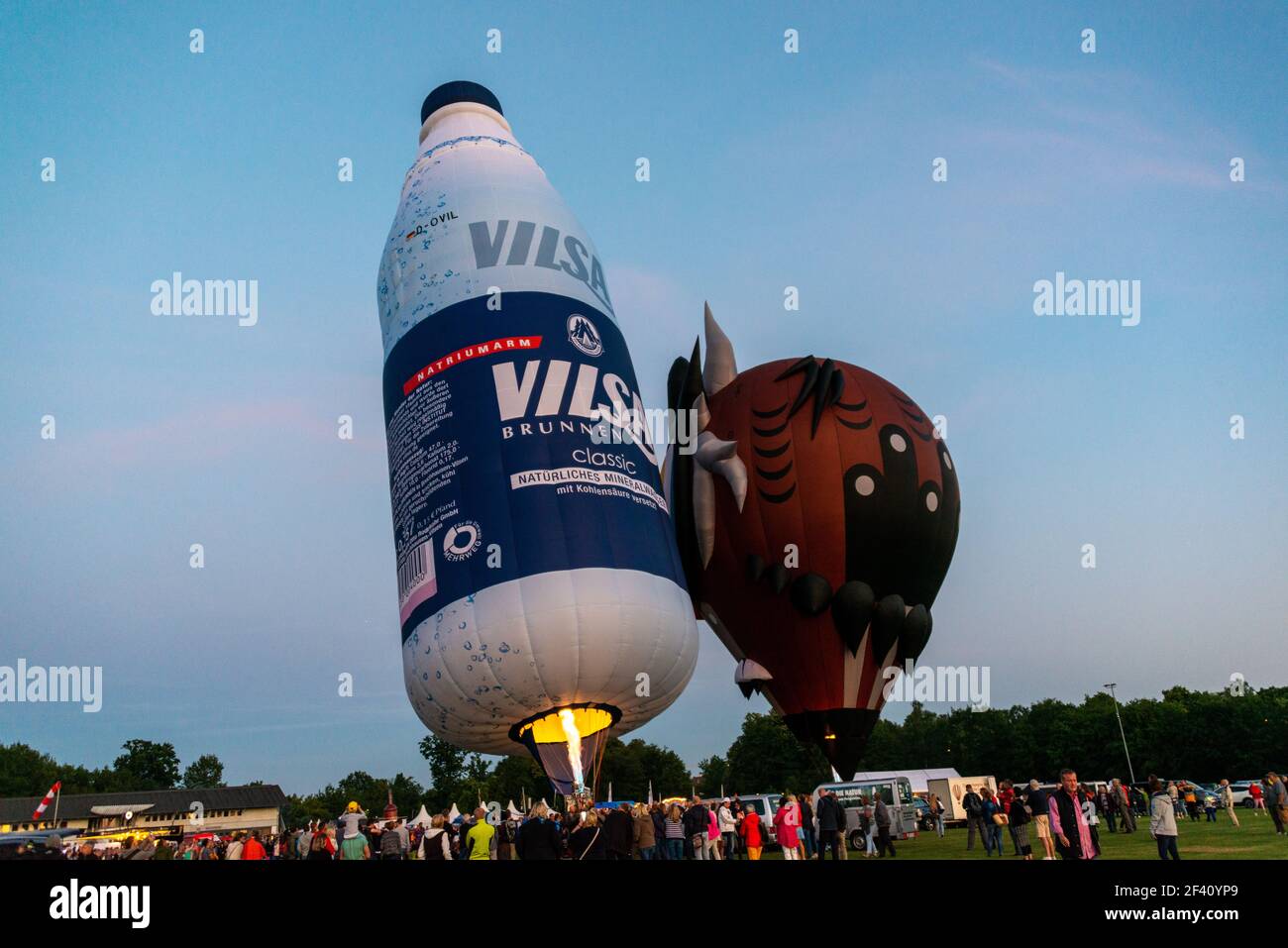 NightGlow eine Veranstaltung im Rahmen der Kieler Woche auf dem Nordmarksportfeld. Nach Sonnenuntergang werden die Heißluftballone mit Musikuntermalun Stock Photo