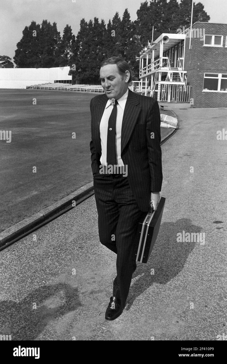 Geoff Boycott and Ray Illingworth discuss the future Yorkshire County Cricket club at Headingley in Sept 1981 in a press scrum Stock Photo