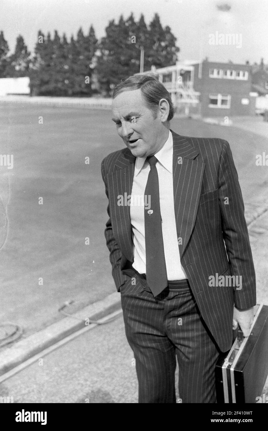 Geoff Boycott and Ray Illingworth discuss the future Yorkshire County Cricket club at Headingley in Sept 1981 in a press scrum Stock Photo