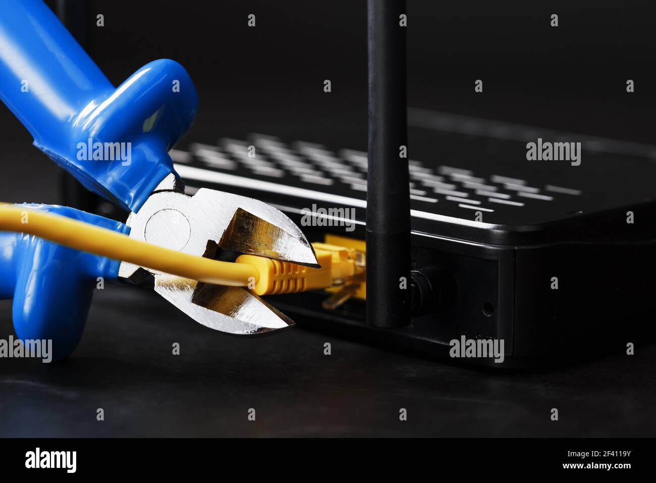 Cut Internet Connection Tv cord cut hi-res stock photography and images - Alamy