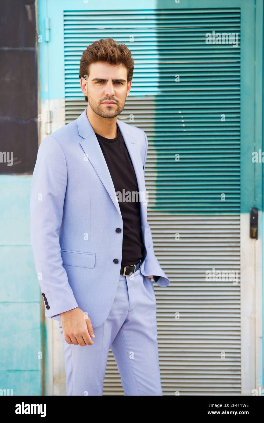 Man wearing suit hi-res stock photography and images - Alamy