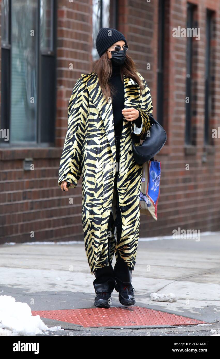 New York - NY - 20210209 - Irina Shayk Running Errands in the West