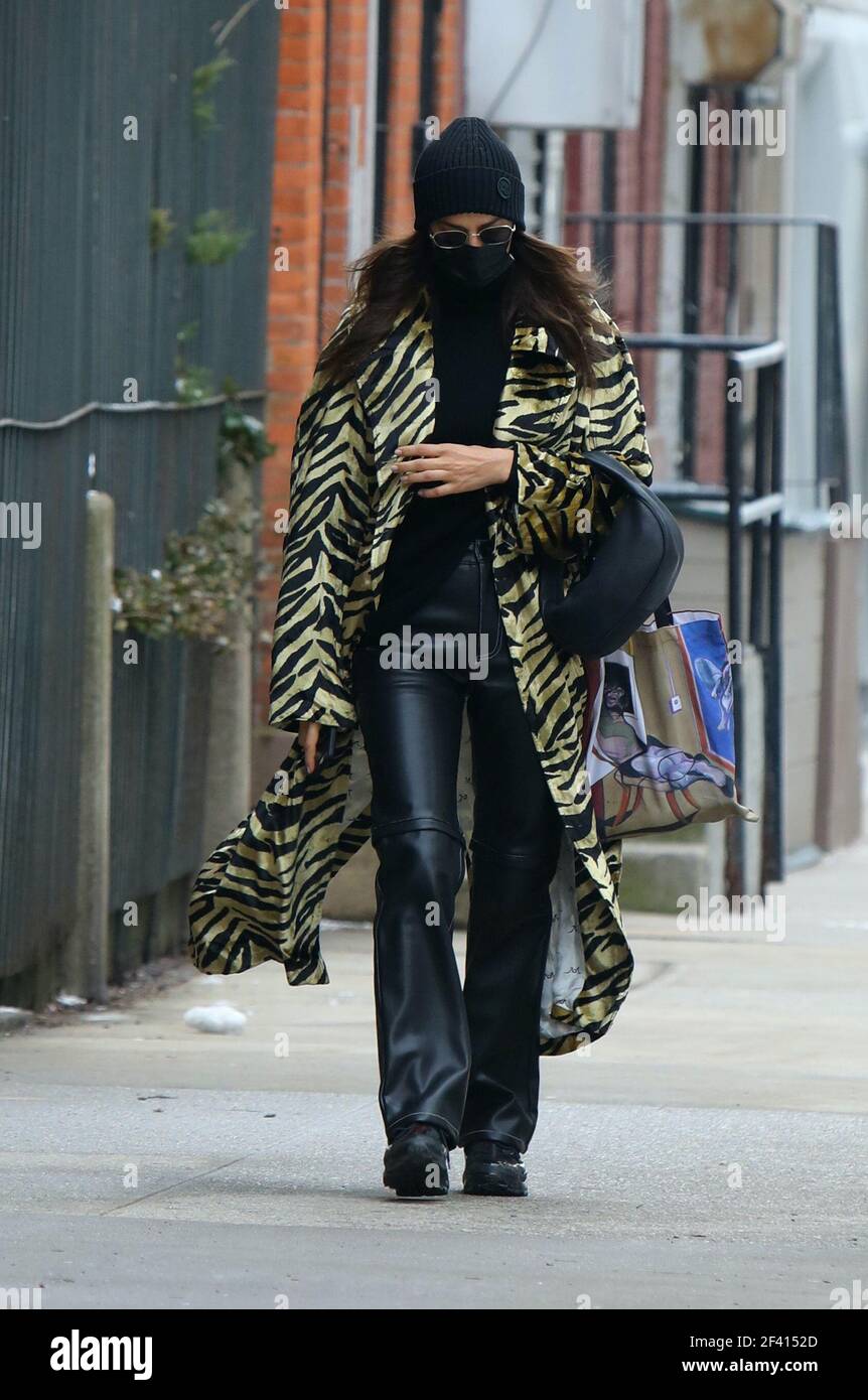 New York - NY - 20210209 - Irina Shayk Running Errands in the West