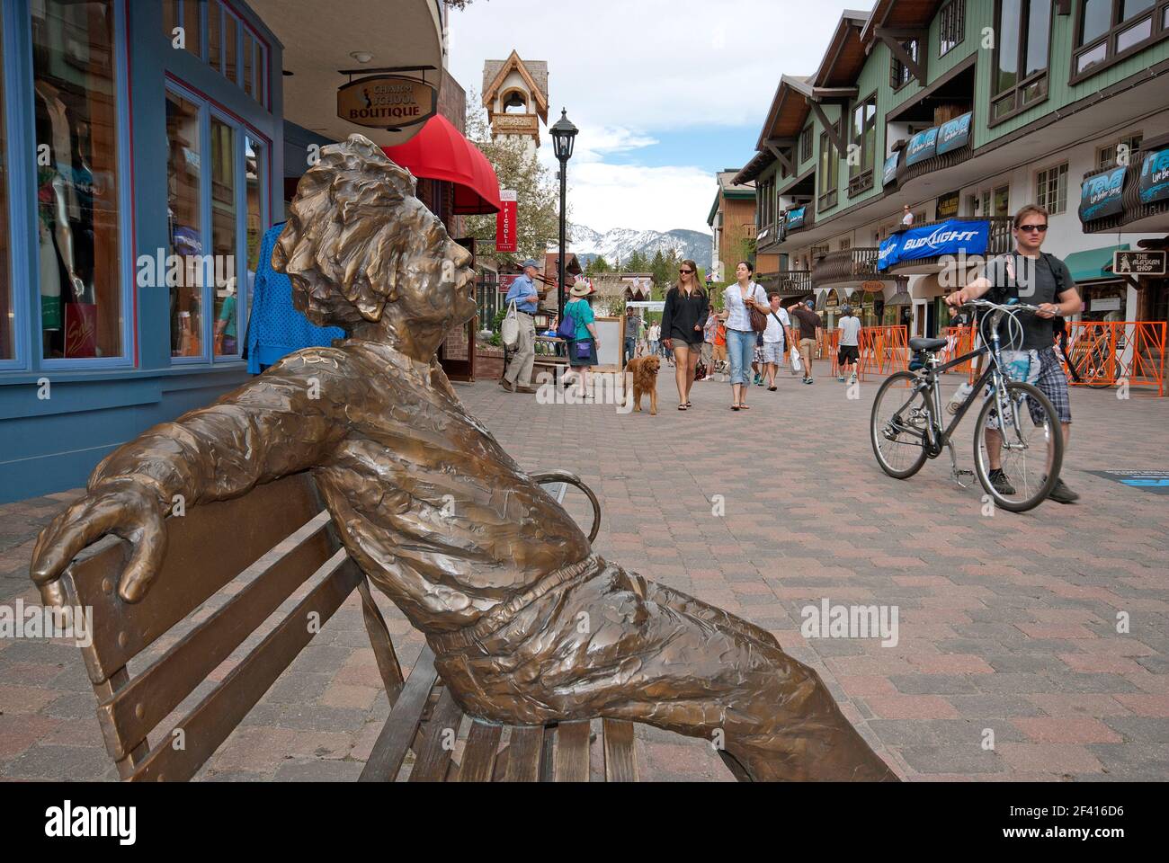 Full-sized bronze statue of Albert Einstein (by the sculptor Gary Lee Price) in Vail, Eagle County, Colorado, USA Stock Photo
