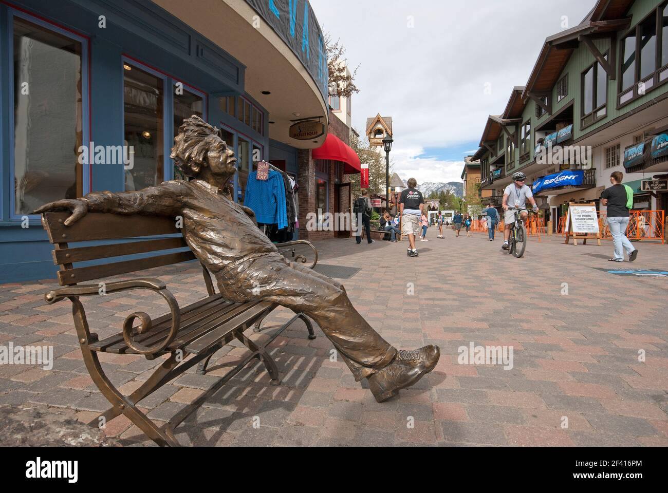 Full-sized bronze statue of Albert Einstein (by the sculptor Gary Lee Price) in Vail, Eagle County, Colorado, USA Stock Photo