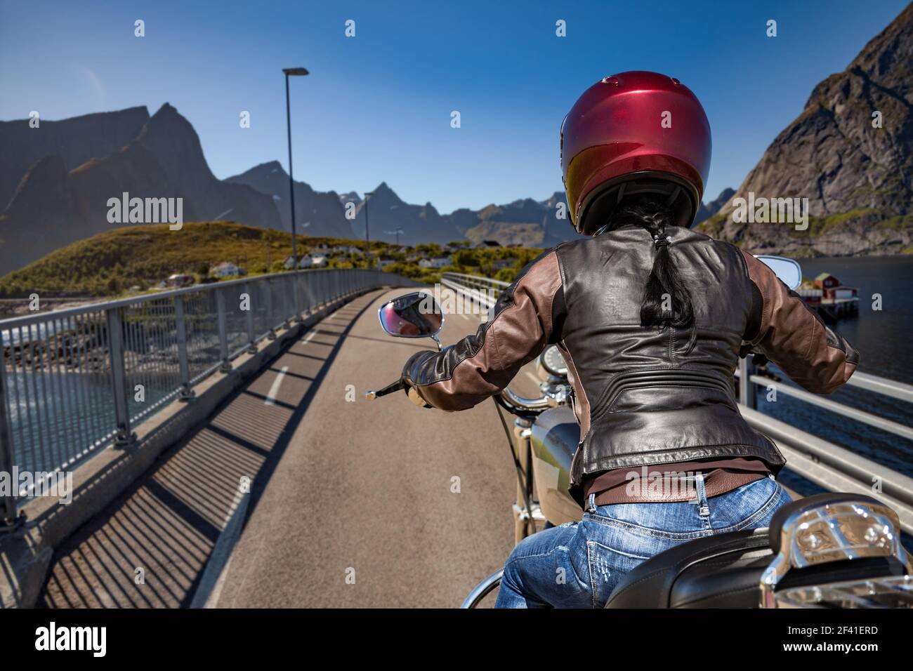 Mädchen Automechaniker in Einem Helm Sieht in Einem Motorrad Spiegel Und  Malt Lippen Stockfoto - Bild von radfahrer, lippenstift: 218568090
