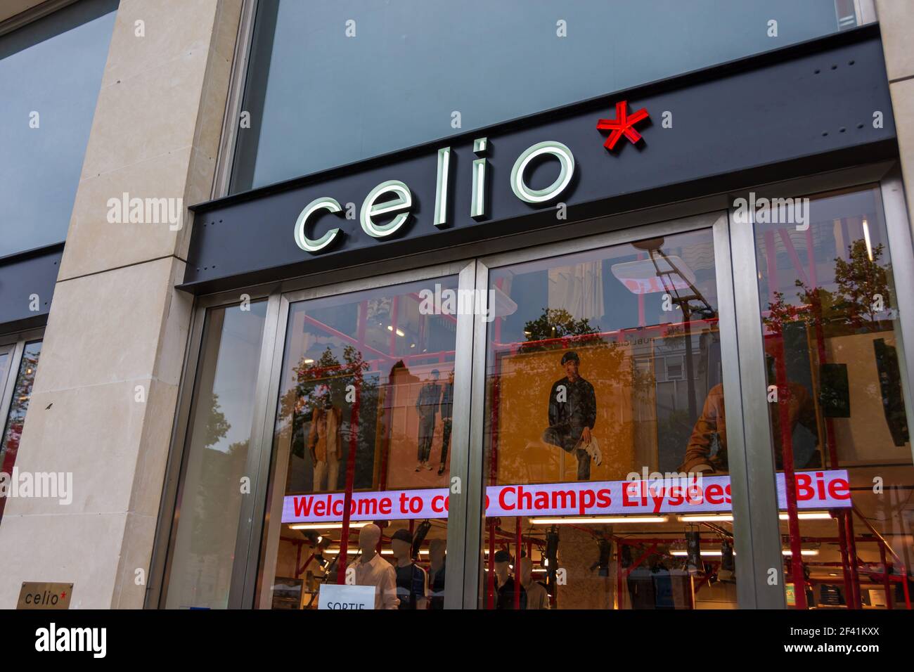 Shopping On Champs Élysées Paris Stock Photo - Download Image Now -  Sephora, Avenue des Champs-Elysees, Shopping - iStock