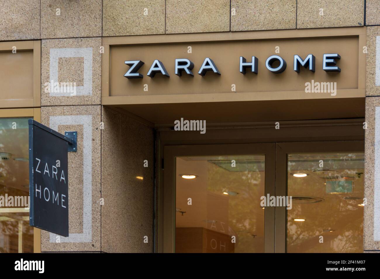 Facade of the Zara Home store on the avenue des Champs-Elysées, Paris,  France Stock Photo - Alamy