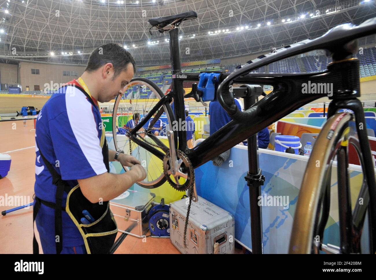 OLYMPIC GAMES BEIJING 2008.  GB CYCLING TEAM TRAINING IN THE LAOSHAN VELODROME. MIKE INGHAM DOES SOME WORK ON VICKI PENDELTON'S BIKE. PICTURE DAVID ASHDOWN Stock Photo