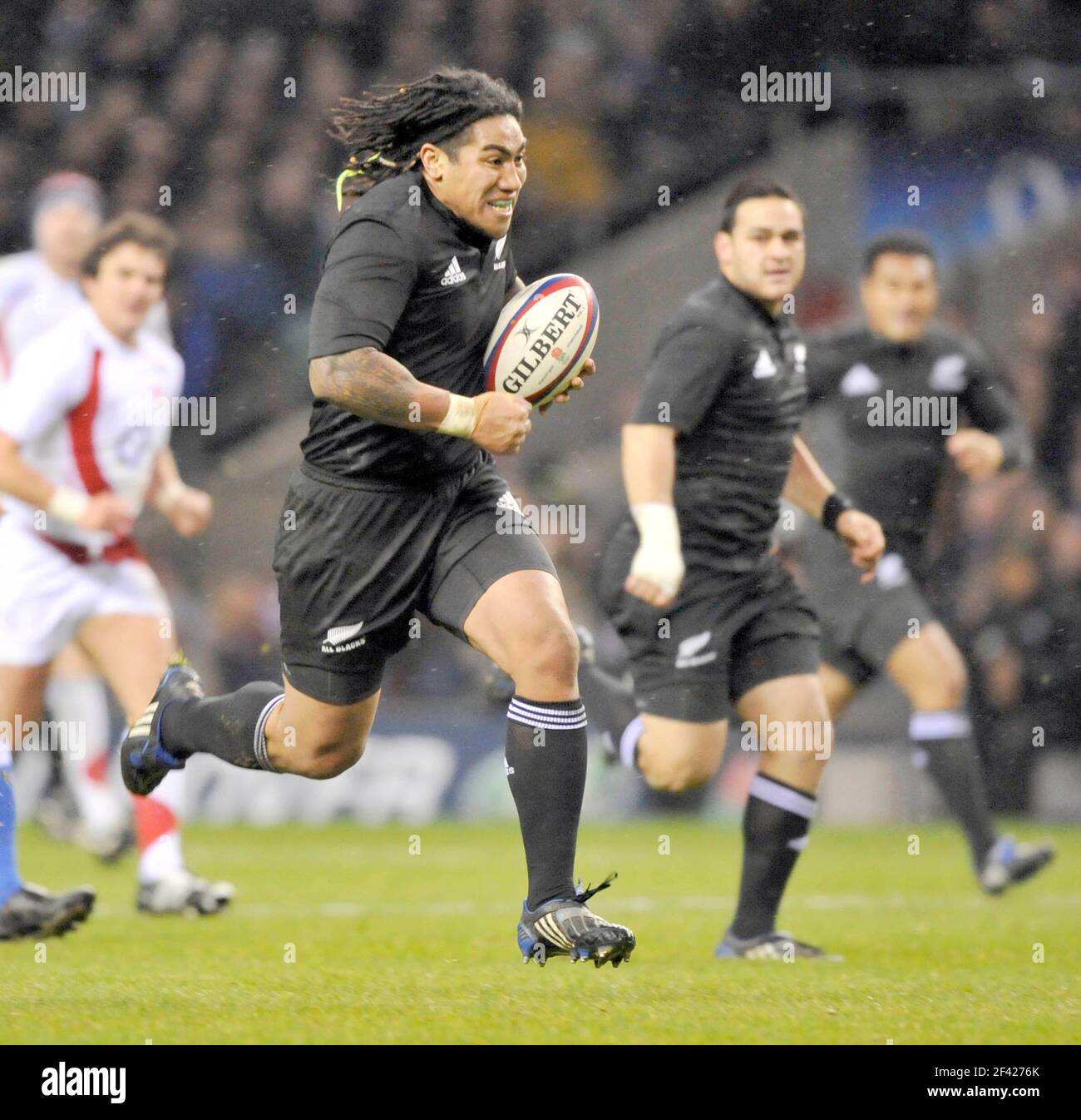ENGLAND V NEW ZEALAND AT  TWICKENHAM.  29/11/2008. MA'A NONU ABOUT TO SCORE HIS TRY. PICTURE DAVID ASHDOWN Stock Photo