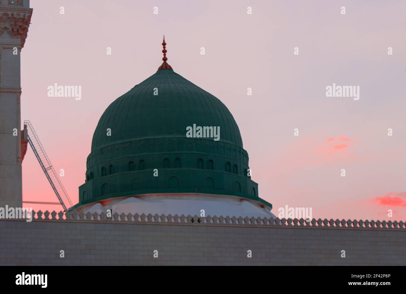 Al-Masjid An-Nabawi - The Prophet Mosque. Iftar time for Ramadan. Sunset at Medina. The famous Green Dome Stock Photo Alamy