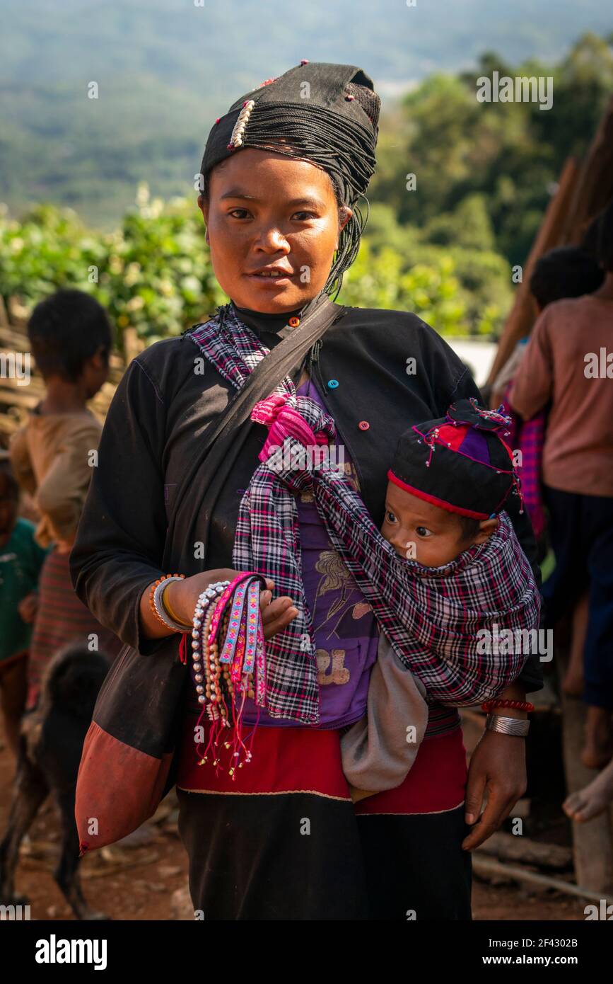 Carry baby hotsell with scarf