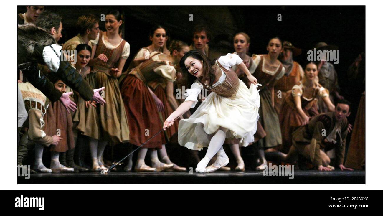 Giselle.... Ballet in two acts  by the Royal Ballet. Giselle= Miyako Yoshida, Count Albrecht = Federico Bonelli, at The Royal Opera House, Covent Gardenpic David Sandison 9/1/2004 Stock Photo