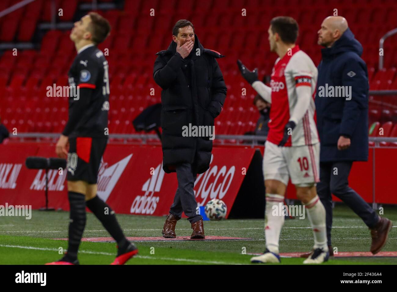 bagageruimte Mentor Uitsluiten AMSTERDAM, THE NETHERLANDS - FEBRUARY 10: coach Roger Schmidt of PSV during  the TOTO KNVB Beker match between Ajax and PSV at Johan Cruijff ArenA on F  Stock Photo - Alamy