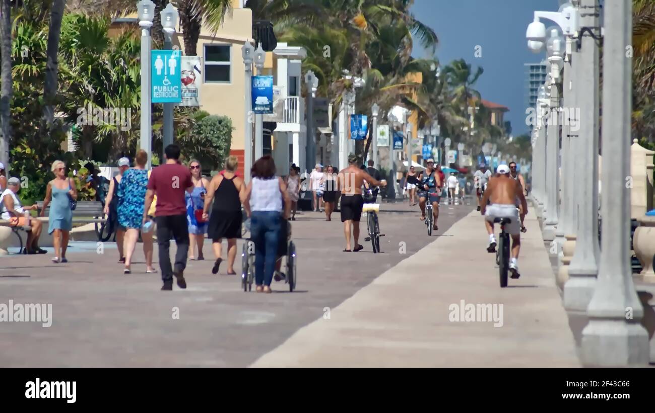 Tourists on the waterfront promenade on Dania Beach, Fort Lauderdale, Florida, USA Stock Photo