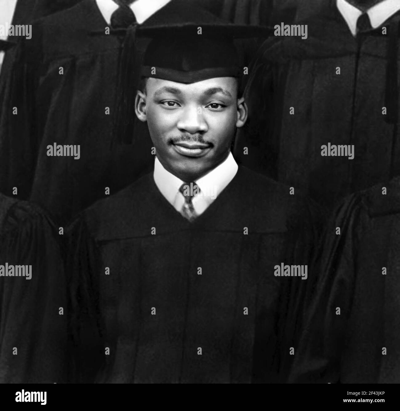 1948 , june , USA : The afro-american politician and leader for the civil rights movement MARTIN LUTHER KING Jr ( 1929 - 1968 ) aged 19 at Atlanta Baptist College , the day of graduation in  Sociology . - Movimento diritti civili - Gente di Colore - AFRO-AMERICANI - Afro Americani - PROGRESSISTA - Progressist - Impegno POLITICO - DIRITTI CIVILI - ANTISEGREGAZIONISTA - anti segregazionista - segregazionismo - POLITIC - POLITICA - PASTORE PROTESTANTE - Diploma  Laurea in Sociologia - tie - cravatta - baffi - moustache - hat - cappello --- Archivio GBB Stock Photo