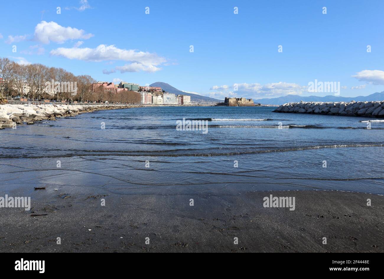 Napoli – Panorama verso Castel dell'Ovo dalla spiaggia di Rotonda Diaz Stock Photo