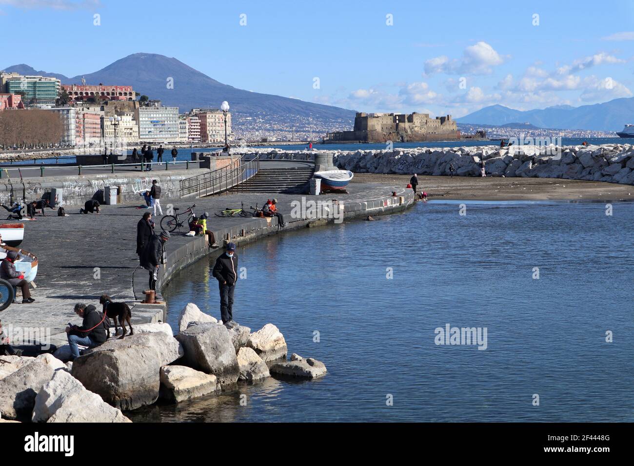 Napoli – Persone sulla spiaggia di Rotonda Diaz Stock Photo