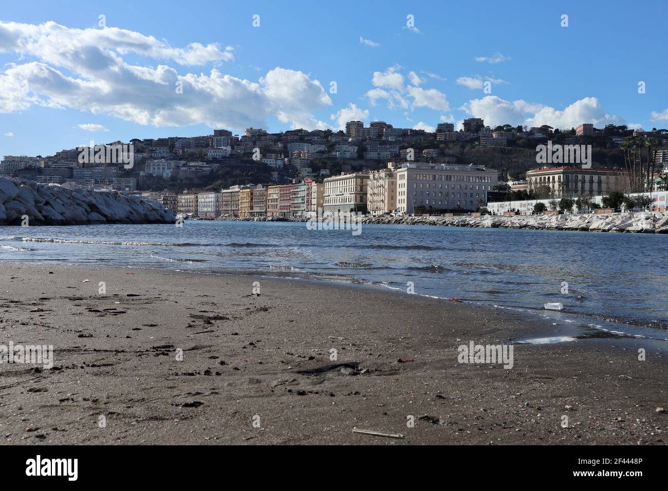 Napoli – Scorcio del lungomare Caracciolo dalla spiaggia di Rotonda Diaz Stock Photo