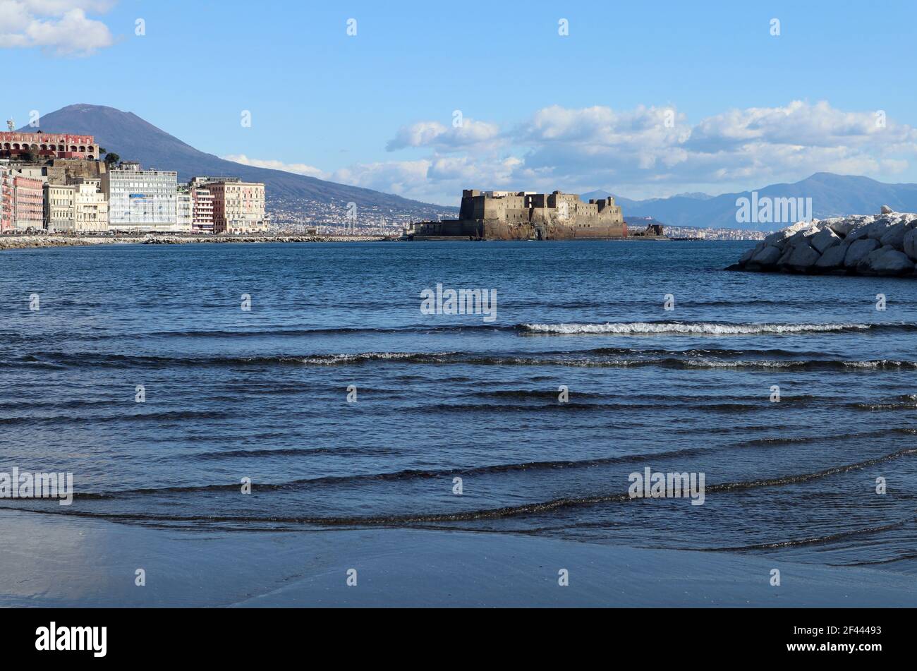 Napoli – Scorcio di Castel dell'Ovo dalla spiaggia di Rotonda Diaz Stock Photo