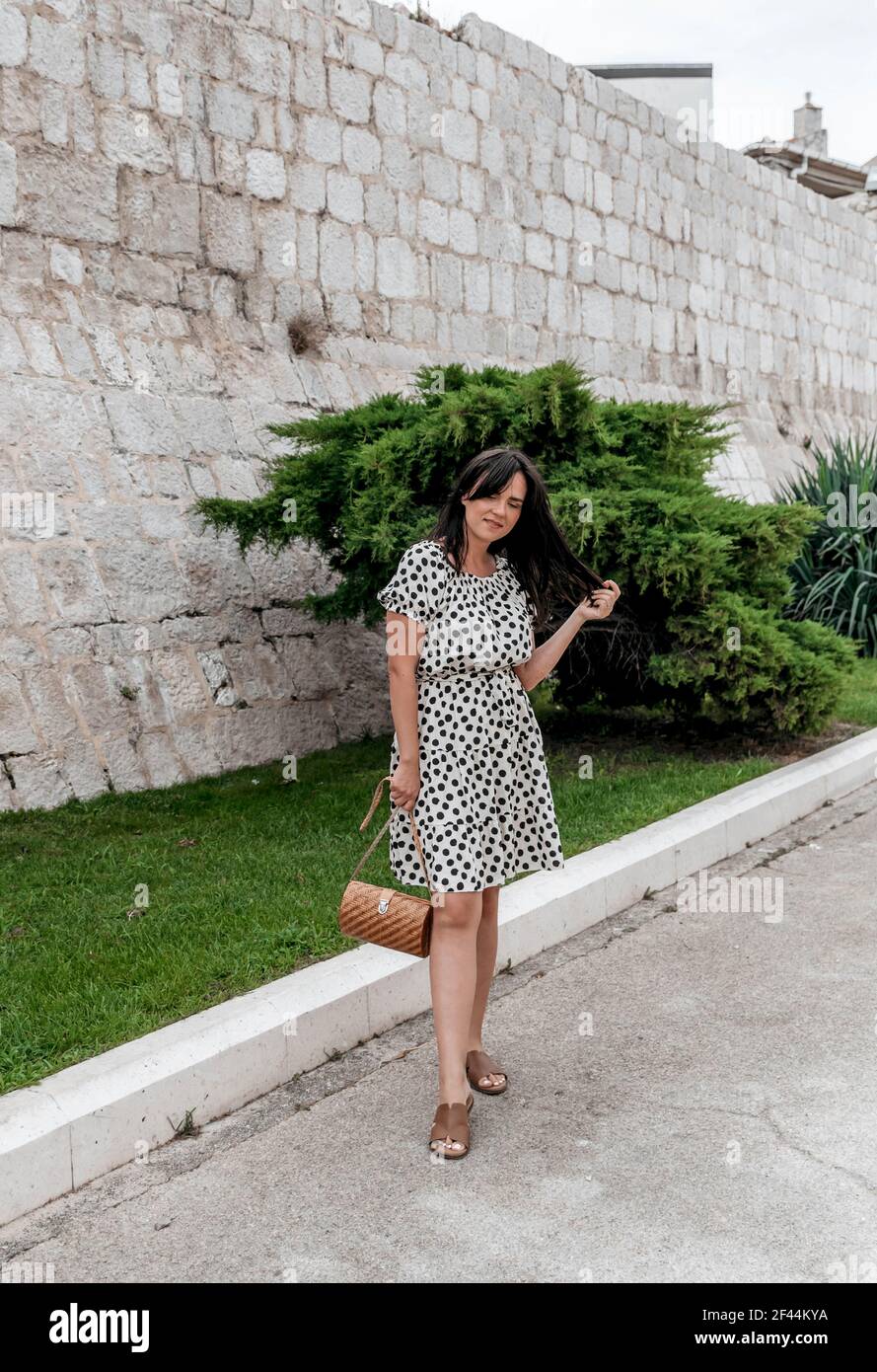 Black and white flowy dress sales