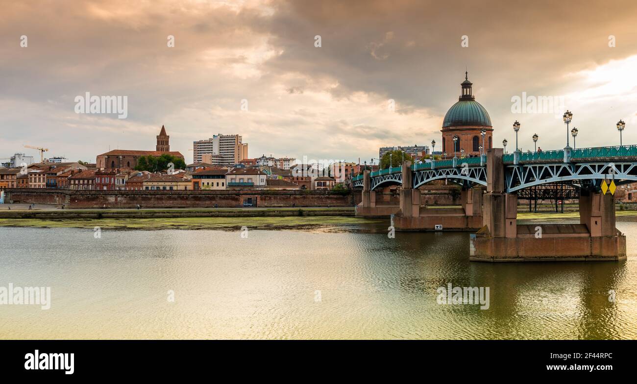 The Saint Pierre bridge over the Garonne and the Grave in Toulouse in Occitania, France Stock Photo