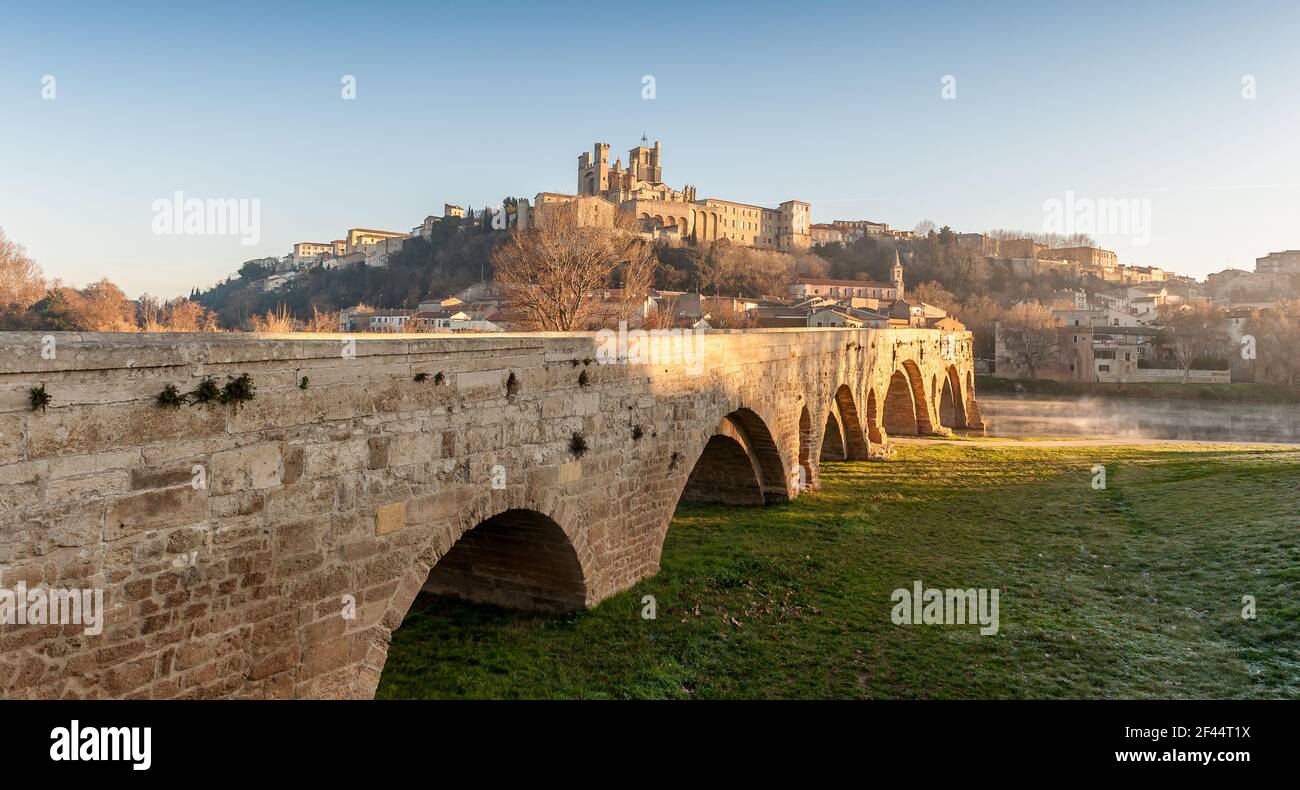Pont Vieux and Saint Nazaire Cathedral on the Orb river, in Béziers, in winter, in Occitanie, France Stock Photo