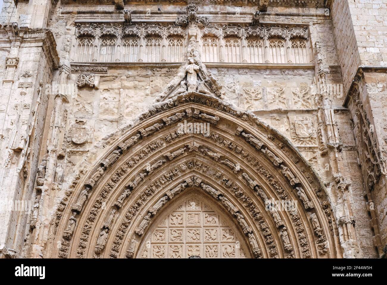 Decoration on the arch of the 'Puerta del Obispo' in the Cathedral of San Antolin in Palencia Stock Photo