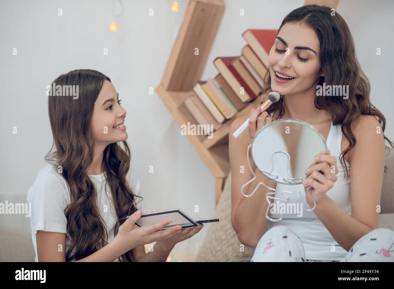 Teen girl applying foundation hi-res stock photography and images - Alamy
